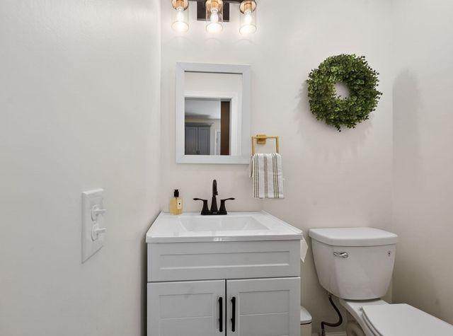 52 Stagecoach Rd, Amherst, MA 01002