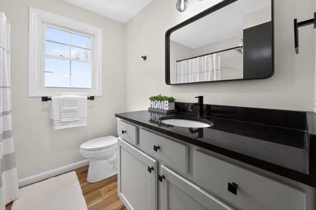 52 Stagecoach Rd, Amherst, MA 01002