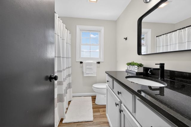 52 Stagecoach Rd, Amherst, MA 01002