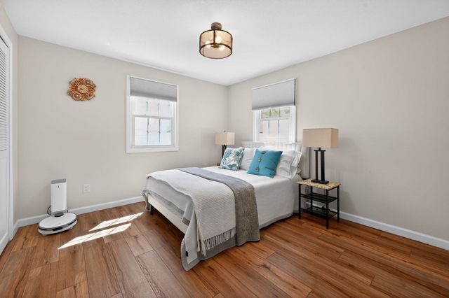52 Stagecoach Rd, Amherst, MA 01002