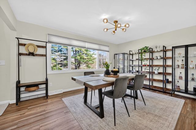 52 Stagecoach Rd, Amherst, MA 01002