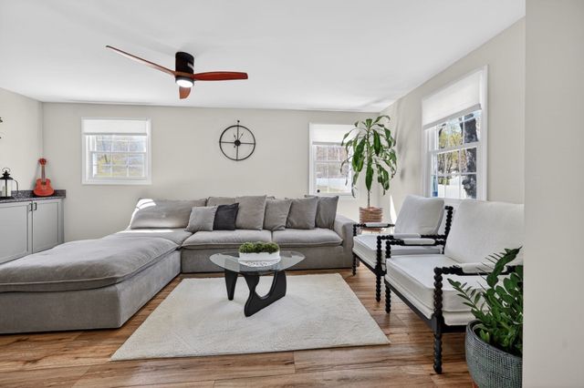 52 Stagecoach Rd, Amherst, MA 01002