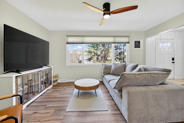 52 Stagecoach Rd, Amherst, MA 01002