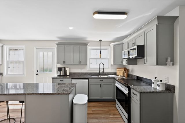 52 Stagecoach Rd, Amherst, MA 01002