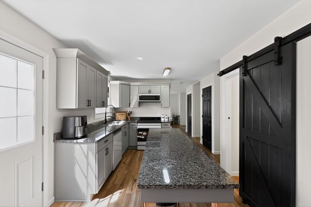 52 Stagecoach Rd, Amherst, MA 01002