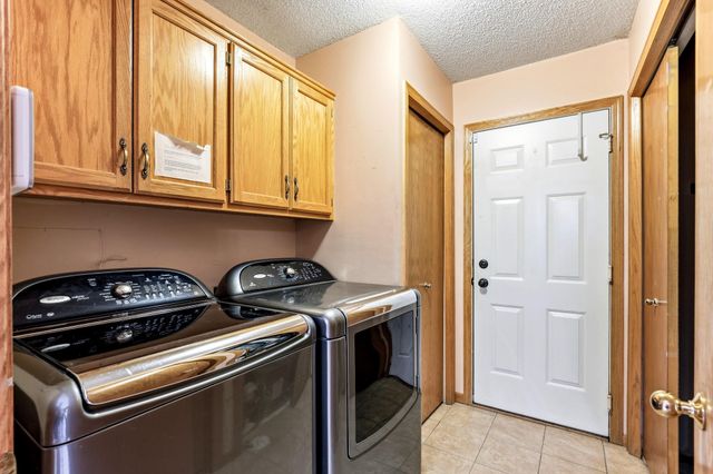 7050 Robinwood Trail, Woodbury, MN 55125