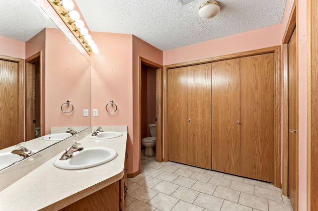 7050 Robinwood Trail, Woodbury, MN 55125
