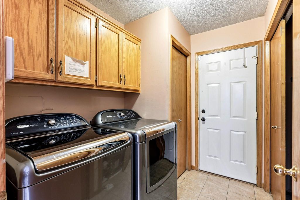 7050 Robinwood Trail, Woodbury, MN 55125 — photo 4