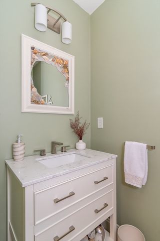 12 Sea Knoll Ct 12, Bourne, MA 02532