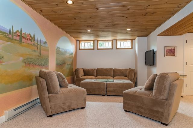 12 Sea Knoll Ct 12, Bourne, MA 02532