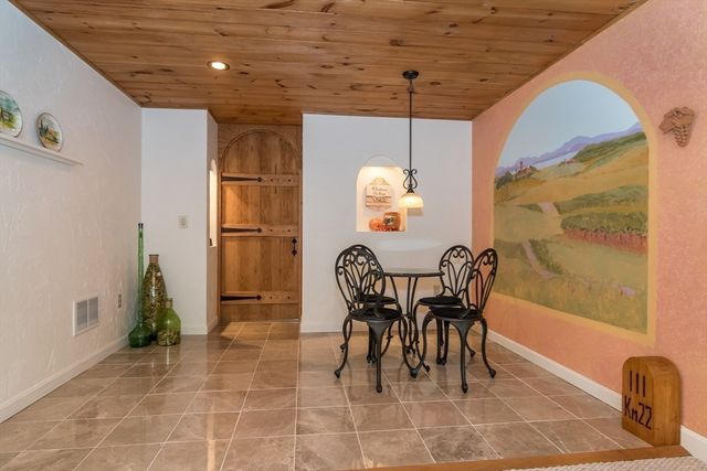 12 Sea Knoll Ct 12, Bourne, MA 02532