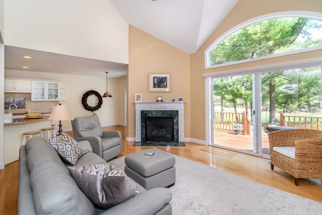 12 Sea Knoll Ct 12, Bourne, MA 02532