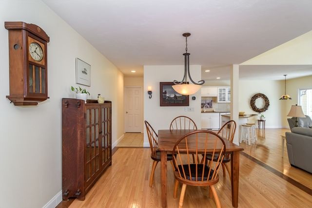 12 Sea Knoll Ct 12, Bourne, MA 02532