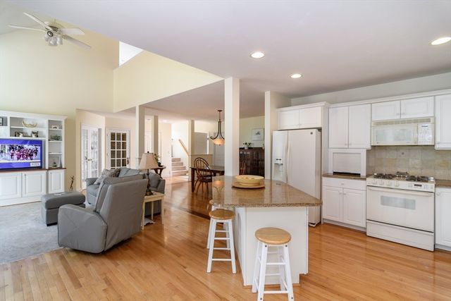 12 Sea Knoll Ct 12, Bourne, MA 02532