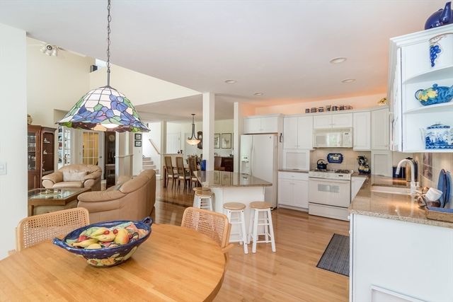 12 Sea Knoll Ct 12, Bourne, MA 02532