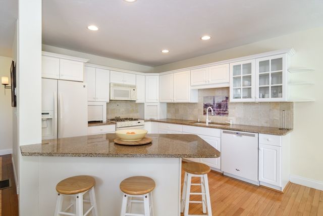 12 Sea Knoll Ct 12, Bourne, MA 02532
