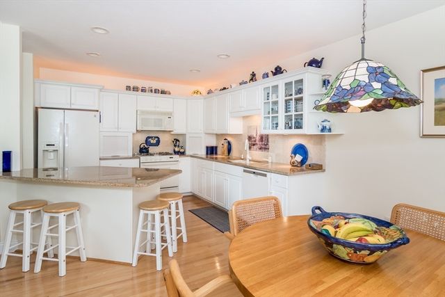 12 Sea Knoll Ct 12, Bourne, MA 02532
