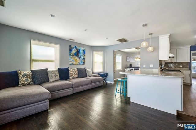 16 Windsor Drive, Park Ridge, NJ 07656