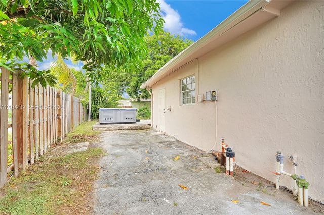 4431 NW 36th Ct, Lauderdale Lakes, FL 33319