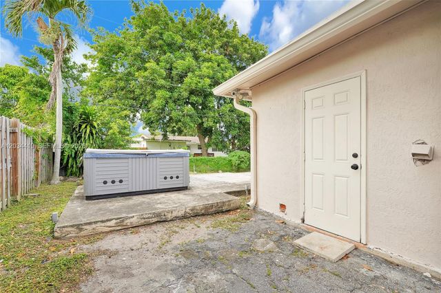 4431 NW 36th Ct, Lauderdale Lakes, FL 33319
