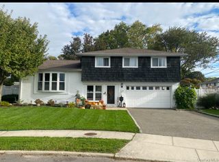 29 Fox Court, Hicksville, NY 11801