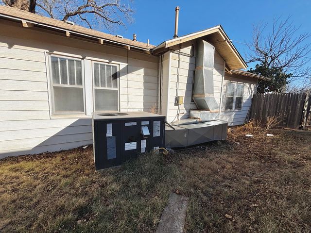 720 S 11th Street, Slaton, TX 79364