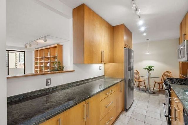 2 Hawthorne Pl 16M, Boston, MA 02114