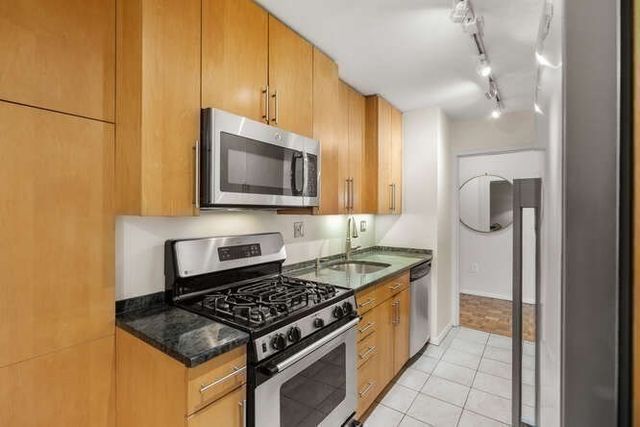 2 Hawthorne Pl 16M, Boston, MA 02114