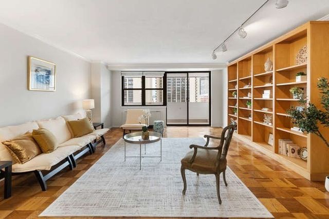 2 Hawthorne Pl 16M, Boston, MA 02114