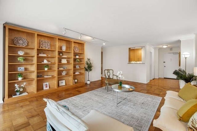 2 Hawthorne Pl 16M, Boston, MA 02114