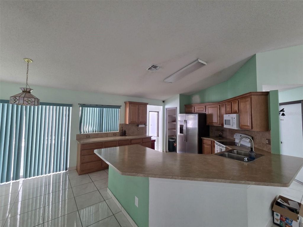 Image 5 of property listing at 1011 CALIFORNIA CREEK DRIVE, Oviedo, FL 32765