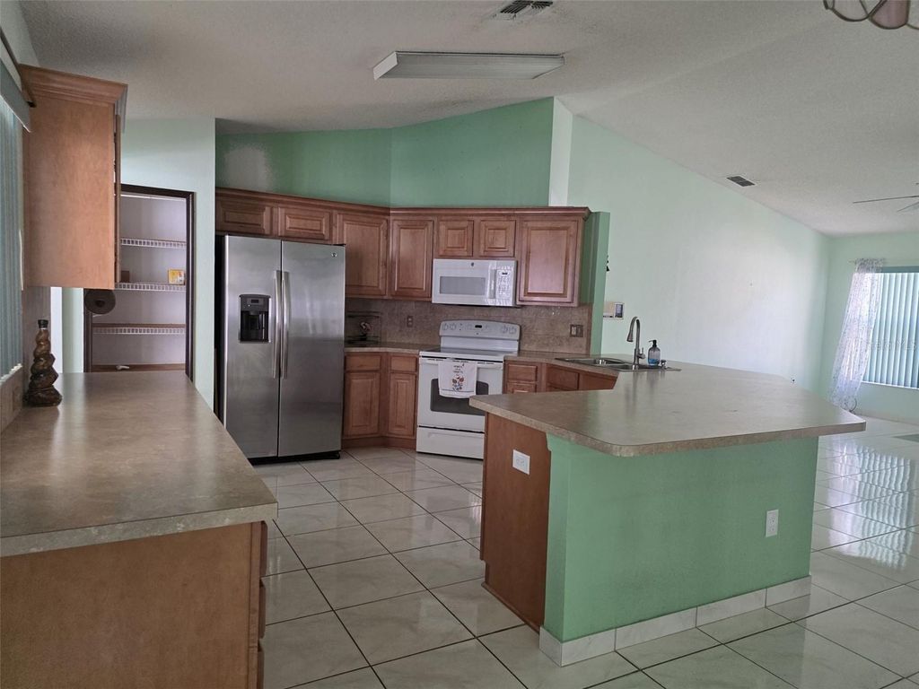 Image 6 of property listing at 1011 CALIFORNIA CREEK DRIVE, Oviedo, FL 32765