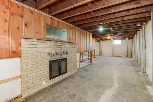 1104 NE Shady Lane Drive, Kansas City, MO 64118