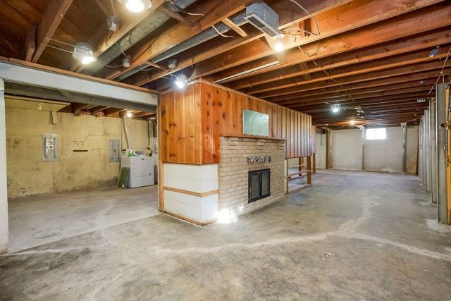 1104 NE Shady Lane Drive, Kansas City, MO 64118