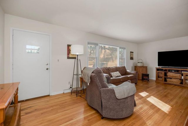 1104 NE Shady Lane Drive, Kansas City, MO 64118