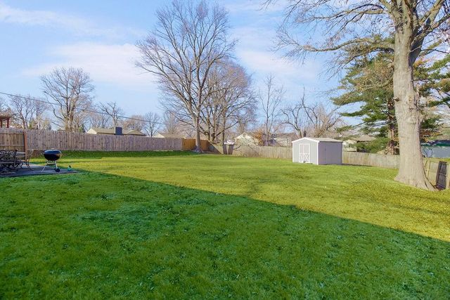 1104 NE Shady Lane Drive, Kansas City, MO 64118