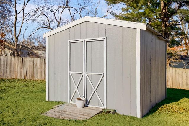 1104 NE Shady Lane Drive, Kansas City, MO 64118