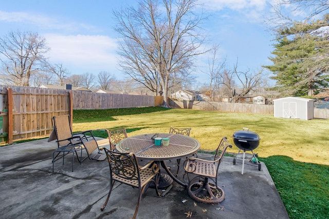 1104 NE Shady Lane Drive, Kansas City, MO 64118