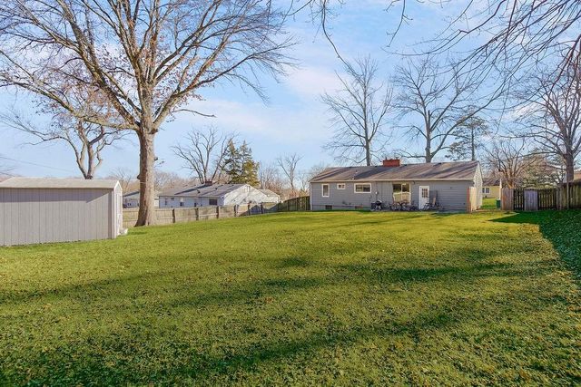 1104 NE Shady Lane Drive, Kansas City, MO 64118