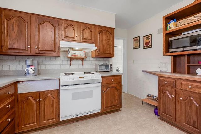 1104 NE Shady Lane Drive, Kansas City, MO 64118