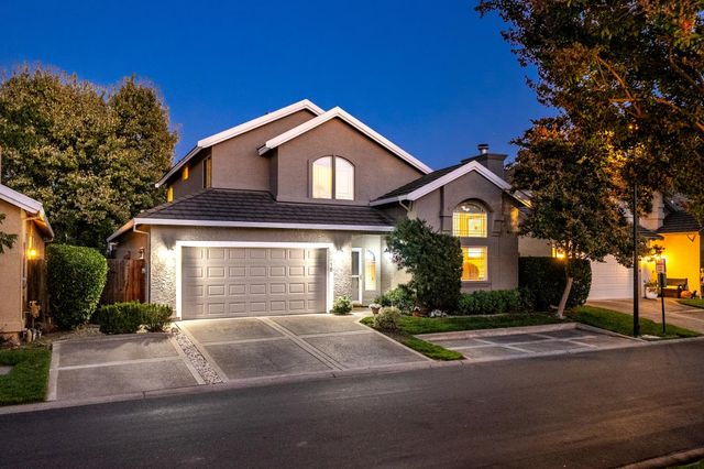 2315 Fallwater Ln, Carmichael, CA 95608