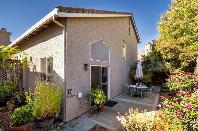2315 Fallwater Ln, Carmichael, CA 95608