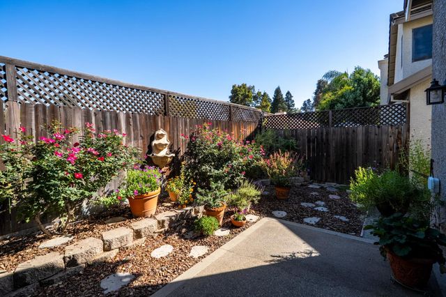 2315 Fallwater Ln, Carmichael, CA 95608