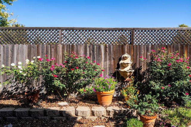 2315 Fallwater Ln, Carmichael, CA 95608