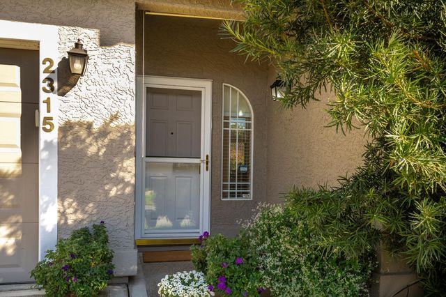 2315 Fallwater Ln, Carmichael, CA 95608