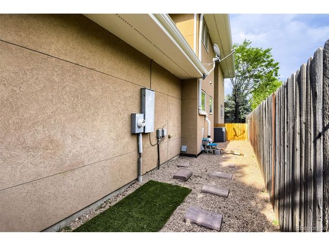 3059 S University Cir, Englewood, CO 80113