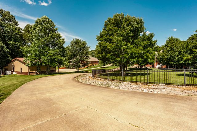 1820 Hygeia Rd, Greenbrier, TN 37073