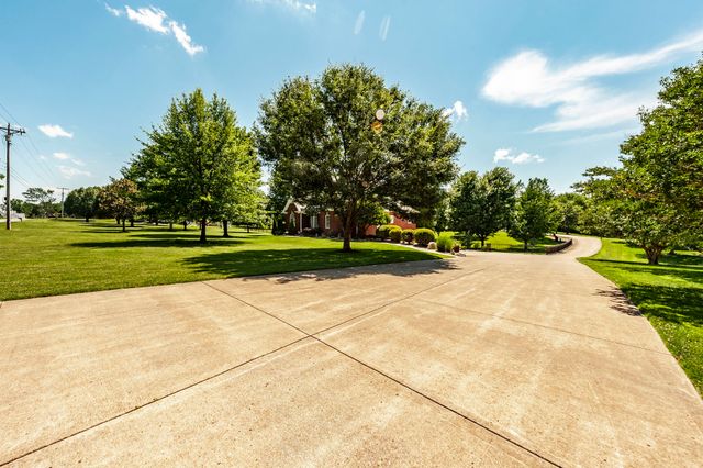 1820 Hygeia Rd, Greenbrier, TN 37073