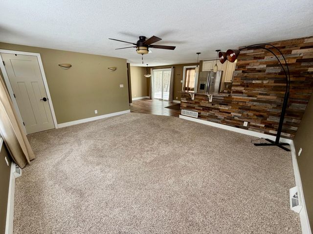 809 11th Avenue SE, Roseau, MN 56751