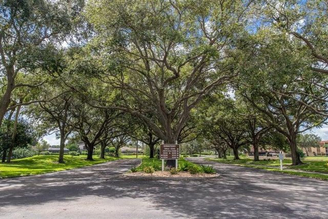 5350 Woodland Lakes Drive 209, Palm Beach Gardens, FL 33418